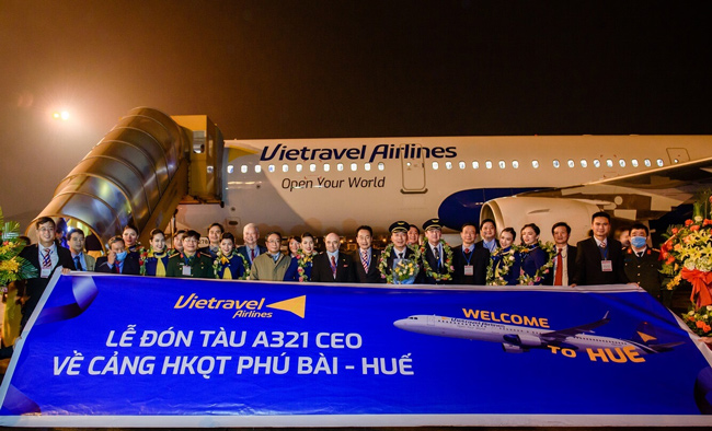 Tàu bay Vietravel Airlines lần đầu tiên hạ cánh tại sân bay Phú Bài