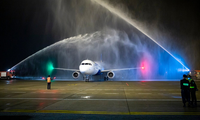 Tàu bay Vietravel Airlines lần đầu tiên hạ cánh tại sân bay Phú Bài